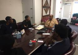 17 de mayo de 2017: El jefe de gabinete del senador Haywood, Dwight Lewis, se reúne con los ancianos de Mastery Picket para hablar de la tutoría en la comunidad.