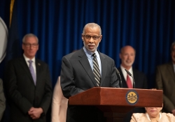 Marzo 26, 2019: Senator Art Haywood joins fellow democrats today to introduce a package of legislation to curb workplace harassment.