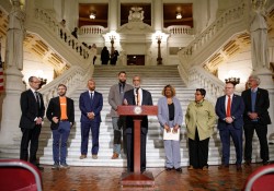 Marzo 30, 2022: State Senator Art Haywood joined Souls Shot Portrait Project for a press conference to highlight portraits of victims of gun violence on display at Pennsylvania’s State Capitol. The Souls Shot Portrait Project uses art as a tool to end gun violence.