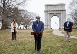 Enero 6, 2022: Senator Art Haywood, Senator Cappelletti, and Rep. Tim Briggs hosted a commemoration ceremony of the Jan. 6 insurrection tomorrow at Valley Forge National Historical Park in King of Prussia.